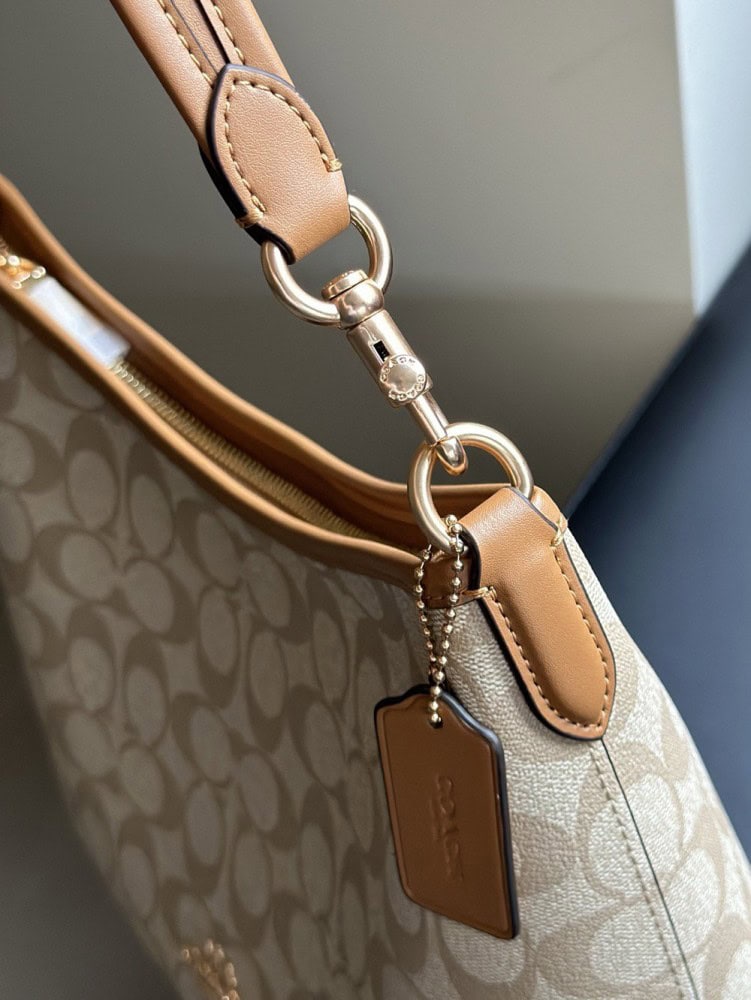 【AT9352】Coach（コーチ）ミルクティーカラーショルダーバッグ、都会女性のためのラグジュアリーファッションアイテム | Coach New York