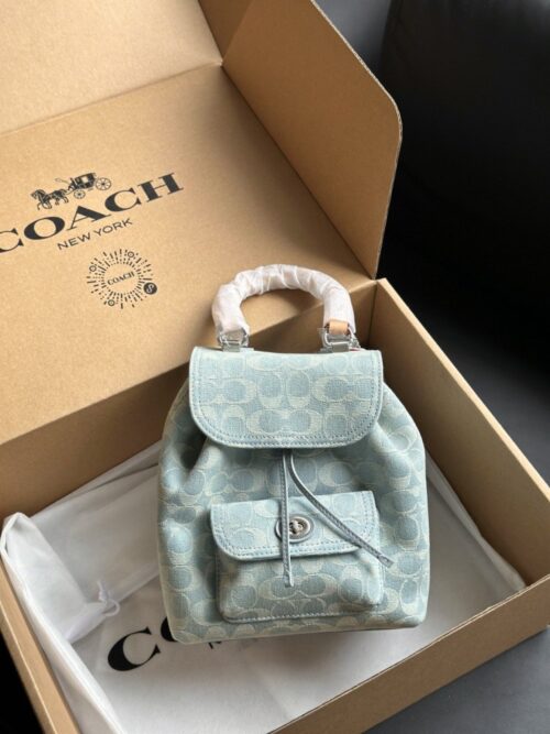 【AT9355】Coachのクラシックデニムライトブルーミニバックパック、都会の女性のためのエレガントなファッションアイテム | Coach New York