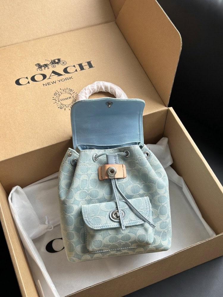 【AT9355】Coachのクラシックデニムライトブルーミニバックパック、都会の女性のためのエレガントなファッションアイテム | Coach New York