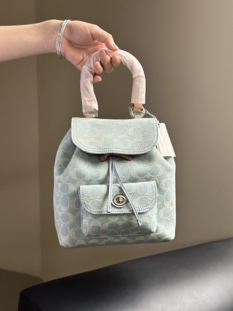 【AT9355】Coachのクラシックデニムライトブルーミニバックパック、都会の女性のためのエレガントなファッションアイテム | Coach New York