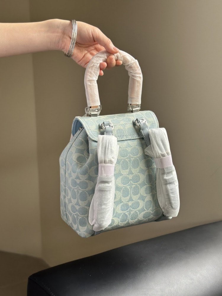 【AT9355】Coachのクラシックデニムライトブルーミニバックパック、都会の女性のためのエレガントなファッションアイテム | Coach New York