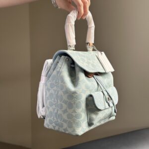 【AT9355】Coachのクラシックデニムライトブルーミニバックパック、都会の女性のためのエレガントなファッションアイテム | Coach New York