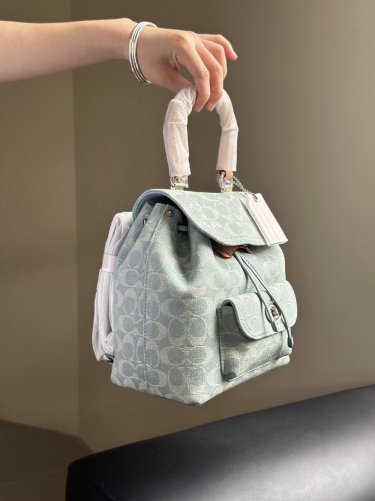 【AT9355】Coachのクラシックデニムライトブルーミニバックパック、都会の女性のためのエレガントなファッションアイテム | Coach New York