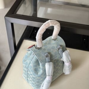 【AT9355】Coachのクラシックデニムライトブルーミニバックパック、都会の女性のためのエレガントなファッションアイテム | Coach New York