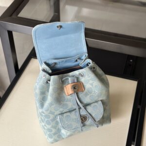 【AT9355】Coachのクラシックデニムライトブルーミニバックパック、都会の女性のためのエレガントなファッションアイテム | Coach New York