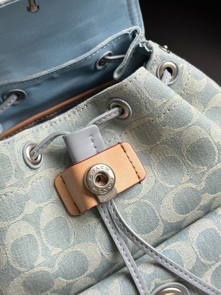 【AT9355】Coachのクラシックデニムライトブルーミニバックパック、都会の女性のためのエレガントなファッションアイテム | Coach New York