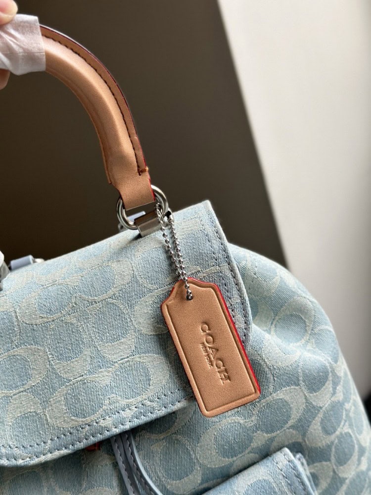 【AT9355】Coachのクラシックデニムライトブルーミニバックパック、都会の女性のためのエレガントなファッションアイテム | Coach New York