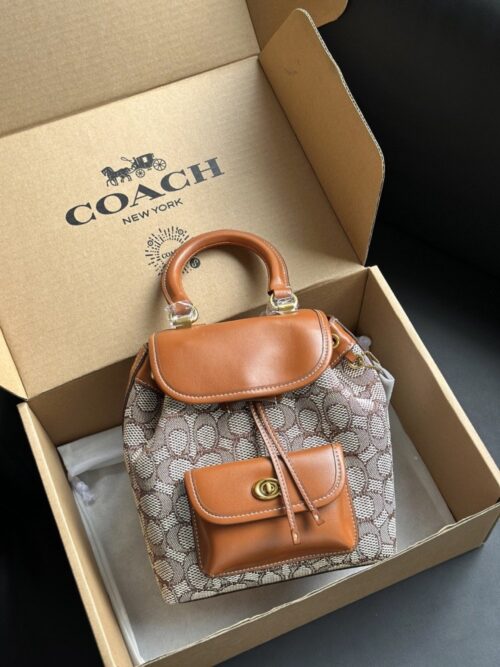 【AT9356】Coach（コーチ）のシグネチャー花柄キャンバス＆レザーバックパック、エレガントなファッションアイテム | Coach