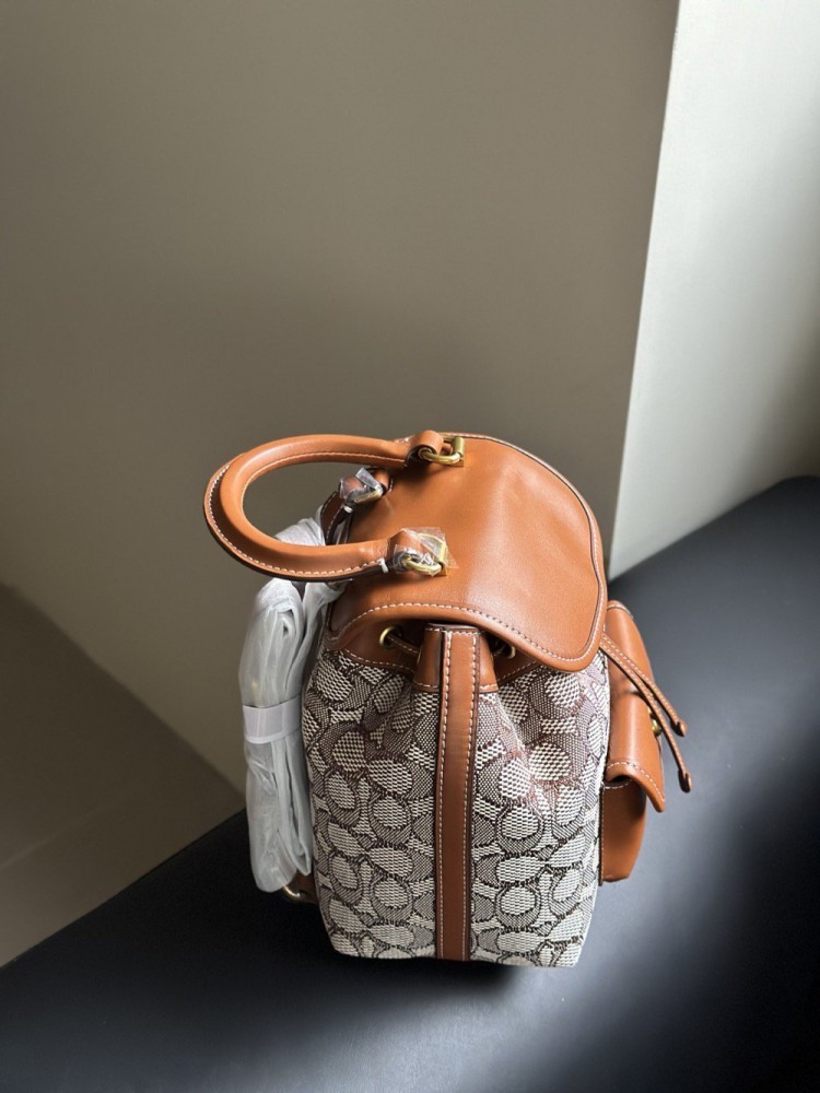【AT9356】Coach（コーチ）のシグネチャー花柄キャンバス＆レザーバックパック、エレガントなファッションアイテム | Coach