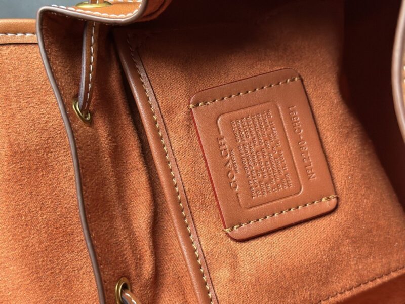 【AT9356】Coach（コーチ）のシグネチャー花柄キャンバス＆レザーバックパック、エレガントなファッションアイテム | Coach