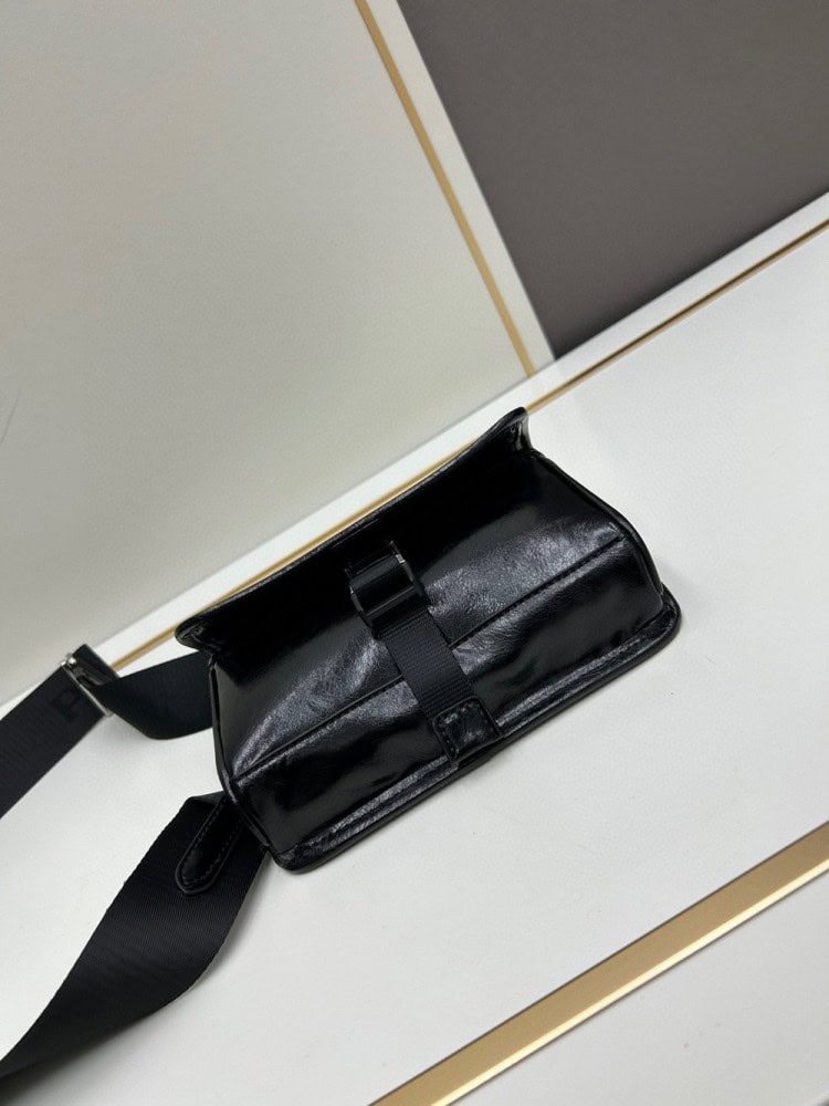 【AT9359】プラダ（Prada）ナイロン三角ロゴショルダーバッグ - 都会の上品なスタイルを演出 | Prada