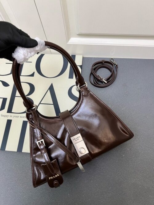 【AT9360】プラダ（Prada）のエレガントなオイルワックス革ハンドバッグ、高級金具パーツ、多機能デザイン、ビジネス＆デートに最適 | Prada Italy