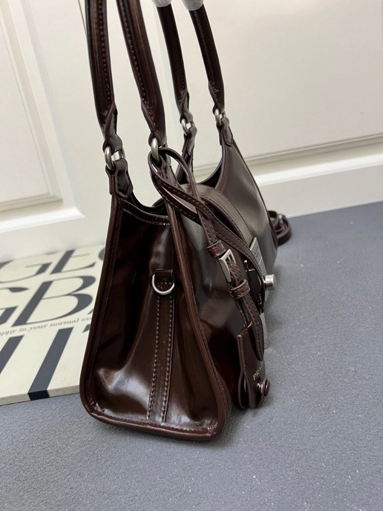 【AT9360】プラダ（Prada）のエレガントなオイルワックス革ハンドバッグ、高級金具パーツ、多機能デザイン、ビジネス＆デートに最適 | Prada Italy