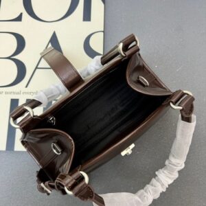 【AT9360】プラダ（Prada）のエレガントなオイルワックス革ハンドバッグ、高級金具パーツ、多機能デザイン、ビジネス＆デートに最適 | Prada Italy