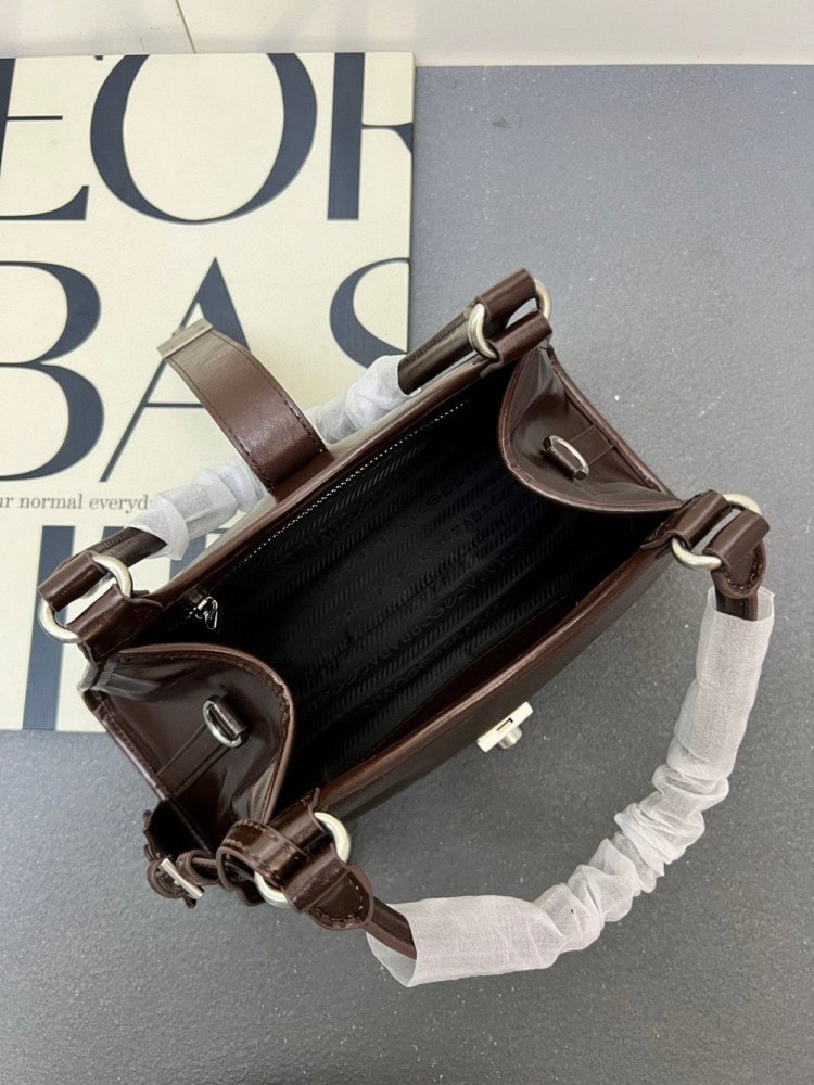 【AT9360】プラダ（Prada）のエレガントなオイルワックス革ハンドバッグ、高級金具パーツ、多機能デザイン、ビジネス＆デートに最適 | Prada Italy