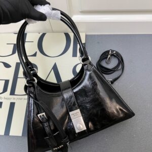 【AT9361】プラダ ブラックオイルワックスレザーハンドバッグ、都会の女性の魅力を引き立てる | Prada Italy