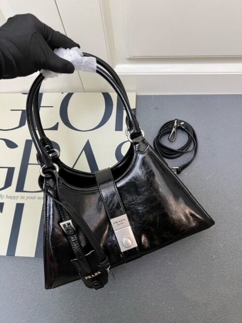 【AT9361】プラダ ブラックオイルワックスレザーハンドバッグ、都会の女性の魅力を引き立てる | Prada Italy