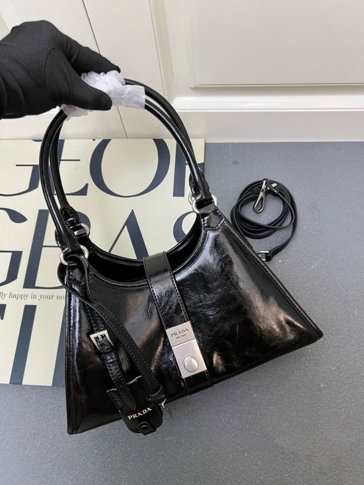 【AT9361】プラダ ブラックオイルワックスレザーハンドバッグ、都会の女性の魅力を引き立てる | Prada Italy