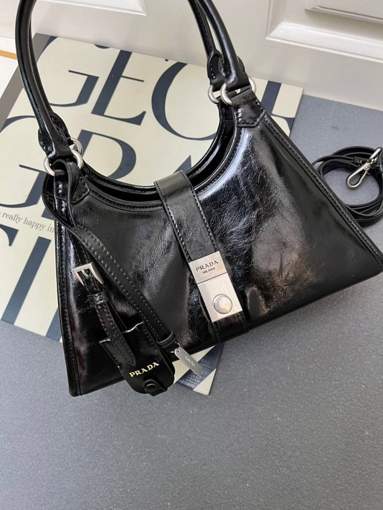 【AT9361】プラダ ブラックオイルワックスレザーハンドバッグ、都会の女性の魅力を引き立てる | Prada Italy