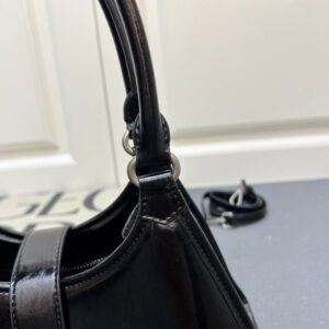 【AT9361】プラダ ブラックオイルワックスレザーハンドバッグ、都会の女性の魅力を引き立てる | Prada Italy