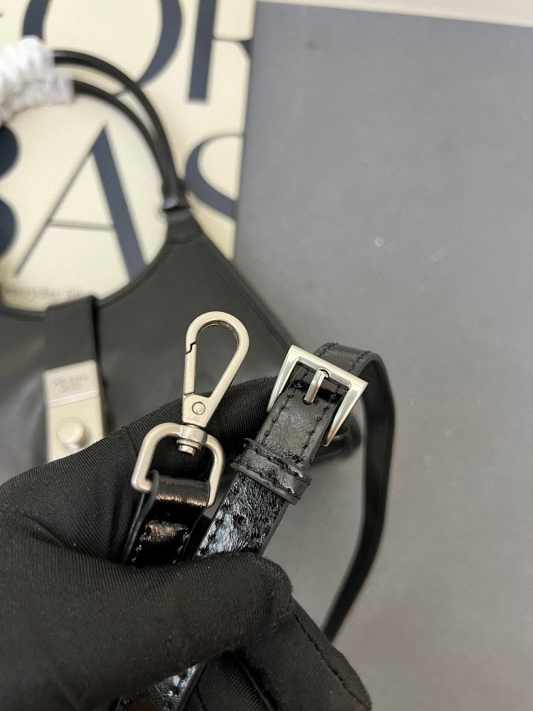 【AT9361】プラダ ブラックオイルワックスレザーハンドバッグ、都会の女性の魅力を引き立てる | Prada Italy