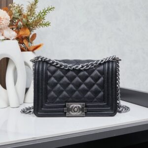 【AT9369】高級ファッションからインスピレーションを受けたボーイシリーズのクラシックアイテム | Chanel Paris