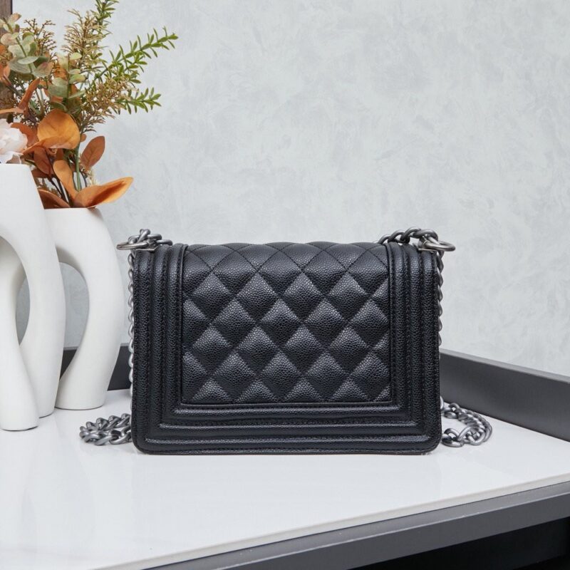 【AT9369】高級ファッションからインスピレーションを受けたボーイシリーズのクラシックアイテム | Chanel Paris