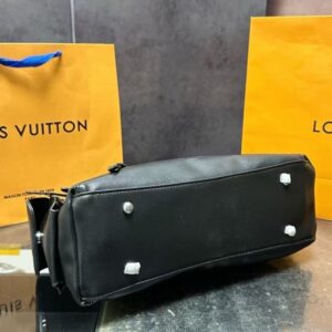 【AT9376】ルイ・ヴィトンのバックウォーリアーキャリーオールバッグ、都会の女性のための贅沢なブラックバッグ | Louis Vuitton Malletier