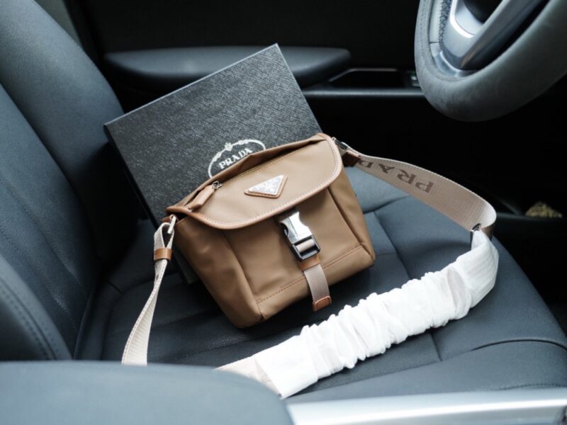 【AT9381】プラダクラシックシリーズのアプリコット色ショルダーバッグ - 都会の贅沢な同行者 | Prada
