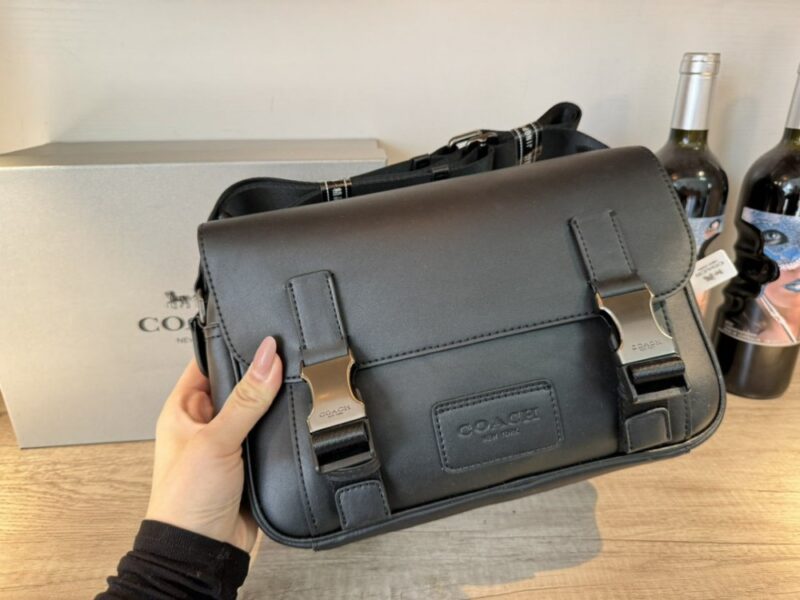 【AT9388】Coach Grahamシリーズ メンズショルダーバッグ - エレガントな内向的な質感 | Coach