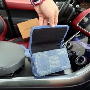 【AT9390】ルイ・ヴィトンのBosphoreデニムショルダーバッグ：都会のエレガンスと機能性を兼ね備えた男性向けファッションアイテム | Louis Vuitton Malletier