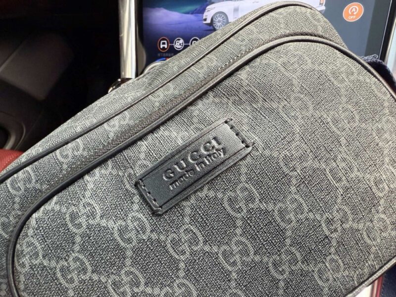 【AT9395】グッチ(Gucci) クラシックなGGロゴプリント ショルダーバッグ - 高級コーティングキャンバス素材、調整可能なストラップ付き | Gucci Italy