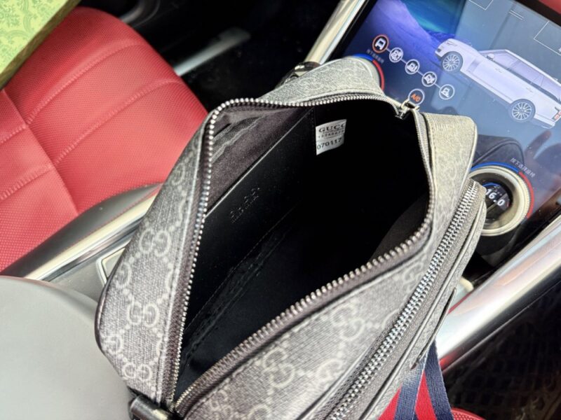 【AT9395】グッチ(Gucci) クラシックなGGロゴプリント ショルダーバッグ - 高級コーティングキャンバス素材、調整可能なストラップ付き | Gucci Italy