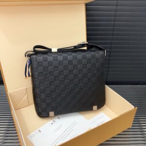 【AT9423】ルイ・ヴィトンDistrictシリーズ斜め掛けバッグ - 品位とスタイルを示す贅沢な牛革素材の高級品(Louis Vuitton) | Louis Vuitton Malletier