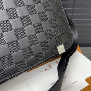 【AT9423】ルイ・ヴィトンDistrictシリーズ斜め掛けバッグ - 品位とスタイルを示す贅沢な牛革素材の高級品(Louis Vuitton) | Louis Vuitton Malletier