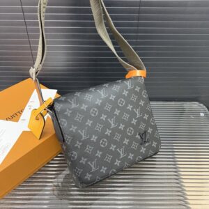 【AT9424】ルイ・ヴィトンDistrictシリーズメッセンジャーバッグ - メンズファッションの贅沢なアイコン | LV