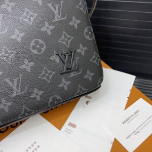 【AT9424】ルイ・ヴィトンDistrictシリーズメッセンジャーバッグ - メンズファッションの贅沢なアイコン | LV