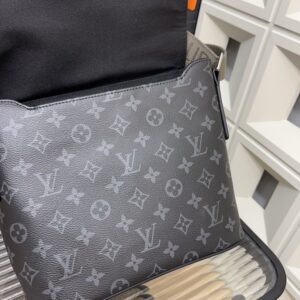 【AT9424】ルイ・ヴィトンDistrictシリーズメッセンジャーバッグ - メンズファッションの贅沢なアイコン | LV