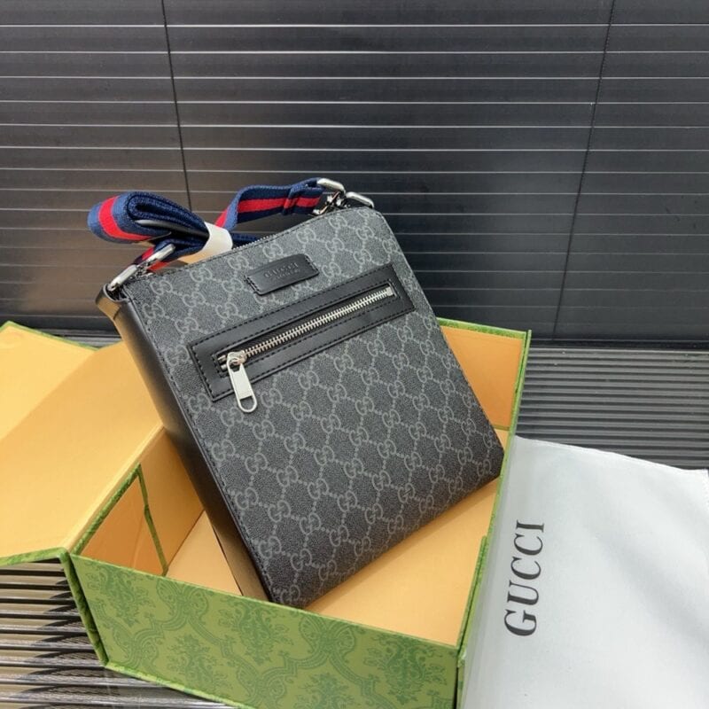 【AT9434】グッチ(Gucci) メンズショルダーバッグ 限定GG Supreme高密度コーティングキャンバス 青赤青カラーストラップ付き | Gucci Italy