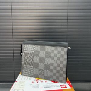 【AT9439】Louis Vuitton ルイ・ヴィトン Damier チェック柄ハンドバッグ、都会の紳士のための贅沢なファッションアイテム | Louis Vuitton Paris