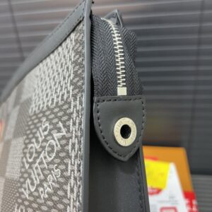 【AT9439】Louis Vuitton ルイ・ヴィトン Damier チェック柄ハンドバッグ、都会の紳士のための贅沢なファッションアイテム | Louis Vuitton Paris