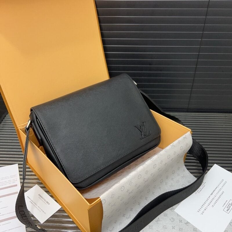 【AT9442】ルイ・ヴィトンDistrictシリーズメッセンジャーバッグ：都会の精鋭に贅沢なファッションを | Louis Vuitton Malletier