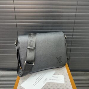 【AT9442】ルイ・ヴィトンDistrictシリーズメッセンジャーバッグ：都会の精鋭に贅沢なファッションを | Louis Vuitton Malletier
