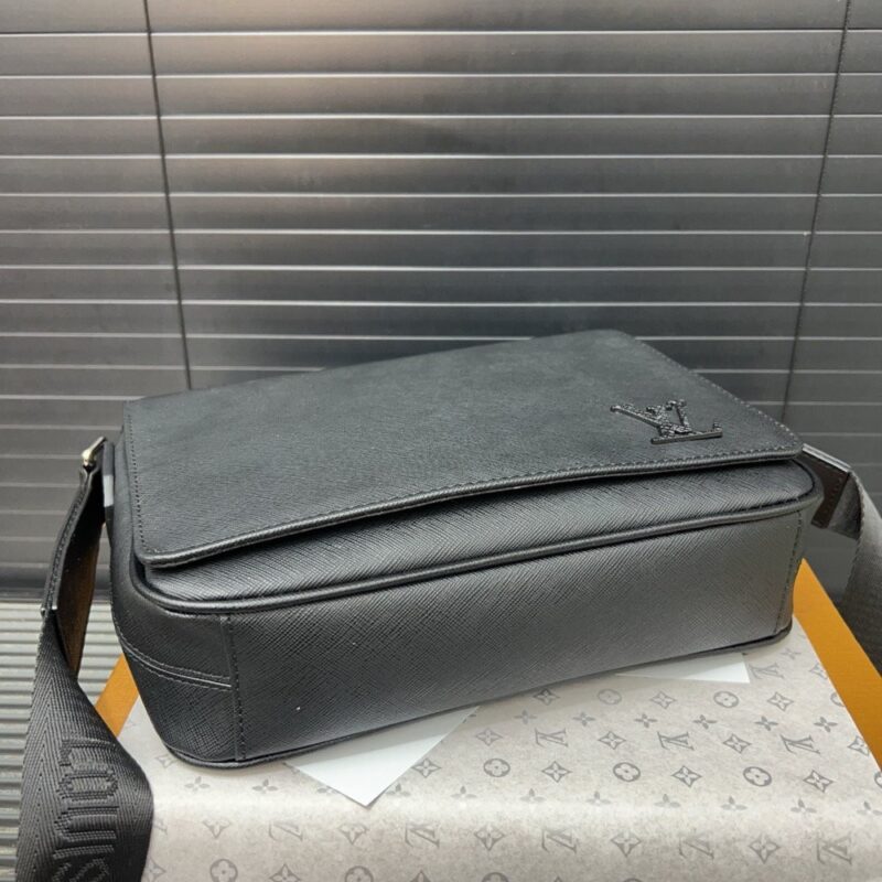 【AT9442】ルイ・ヴィトンDistrictシリーズメッセンジャーバッグ：都会の精鋭に贅沢なファッションを | Louis Vuitton Malletier