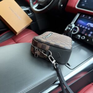 【AT9448】ルイ・ヴィトンDamierチェッククラッチバッグ：男性のための贅沢なファッションアイテム | Louis Vuitton