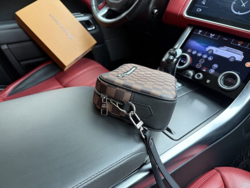 【AT9448】ルイ・ヴィトンDamierチェッククラッチバッグ：男性のための贅沢なファッションアイテム | Louis Vuitton