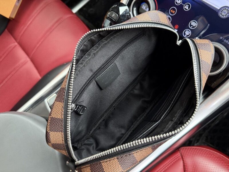 【AT9448】ルイ・ヴィトンDamierチェッククラッチバッグ：男性のための贅沢なファッションアイテム | Louis Vuitton