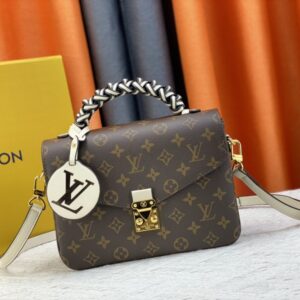 【AT945】LV POCHETTE METIS オレンジの郵便バッグは、手編みで手作業で編まれ、染め込み加工された繊細な革のハンドルが、このPochette Metisバッグに独特の魅力を与えています。カラフルなスムースレザーとクラシックなモノグラムキャンバス素材を組み合わせたデザインは、強い対比感を強調しています