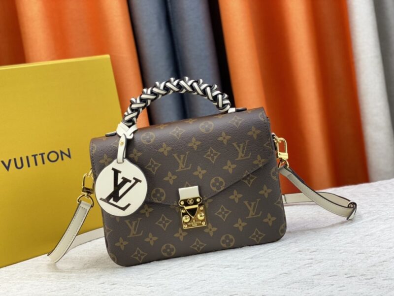 【AT945】LV POCHETTE METIS オレンジの郵便バッグは、手編みで手作業で編まれ、染め込み加工された繊細な革のハンドルが、このPochette Metisバッグに独特の魅力を与えています。カラフルなスムースレザーとクラシックなモノグラムキャンバス素材を組み合わせたデザインは、強い対比感を強調しています