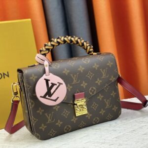 【AT945】LV POCHETTE METIS オレンジの郵便バッグは、手編みで手作業で編まれ、染め込み加工された繊細な革のハンドルが、このPochette Metisバッグに独特の魅力を与えています。カラフルなスムースレザーとクラシックなモノグラムキャンバス素材を組み合わせたデザインは、強い対比感を強調しています